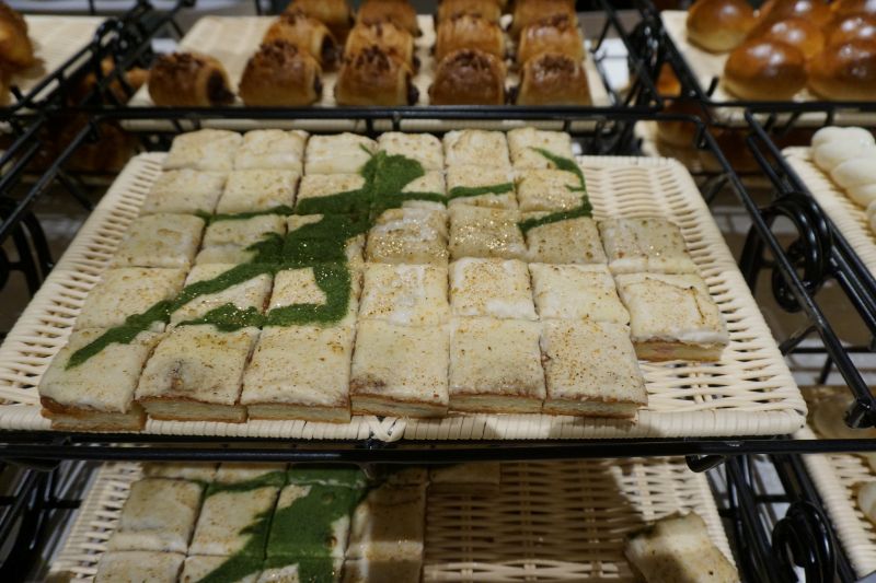 「朝食ブッフェに並ぶ四角いデニッシュパン」